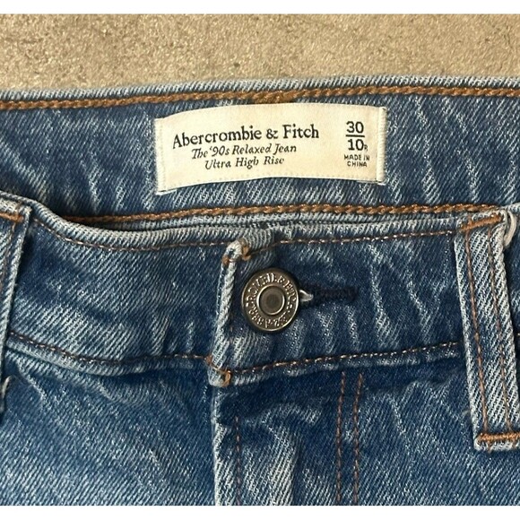 Abercrombie & Fitch The 90's Relaxed Jean Ultra High Rise Ripped Sz 30 / 10 Reg - Picture 2 of 8